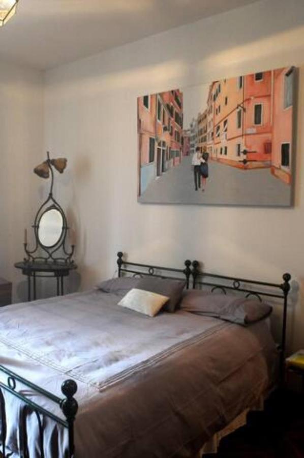 Апартаменты Charming Flat With Terrace Over The Canal Венеция Экстерьер фото