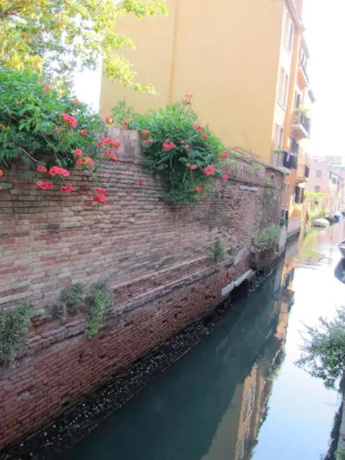 Апартаменты Charming Flat With Terrace Over The Canal Венеция Экстерьер фото